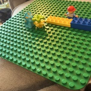 Duplo board and a few duplo.